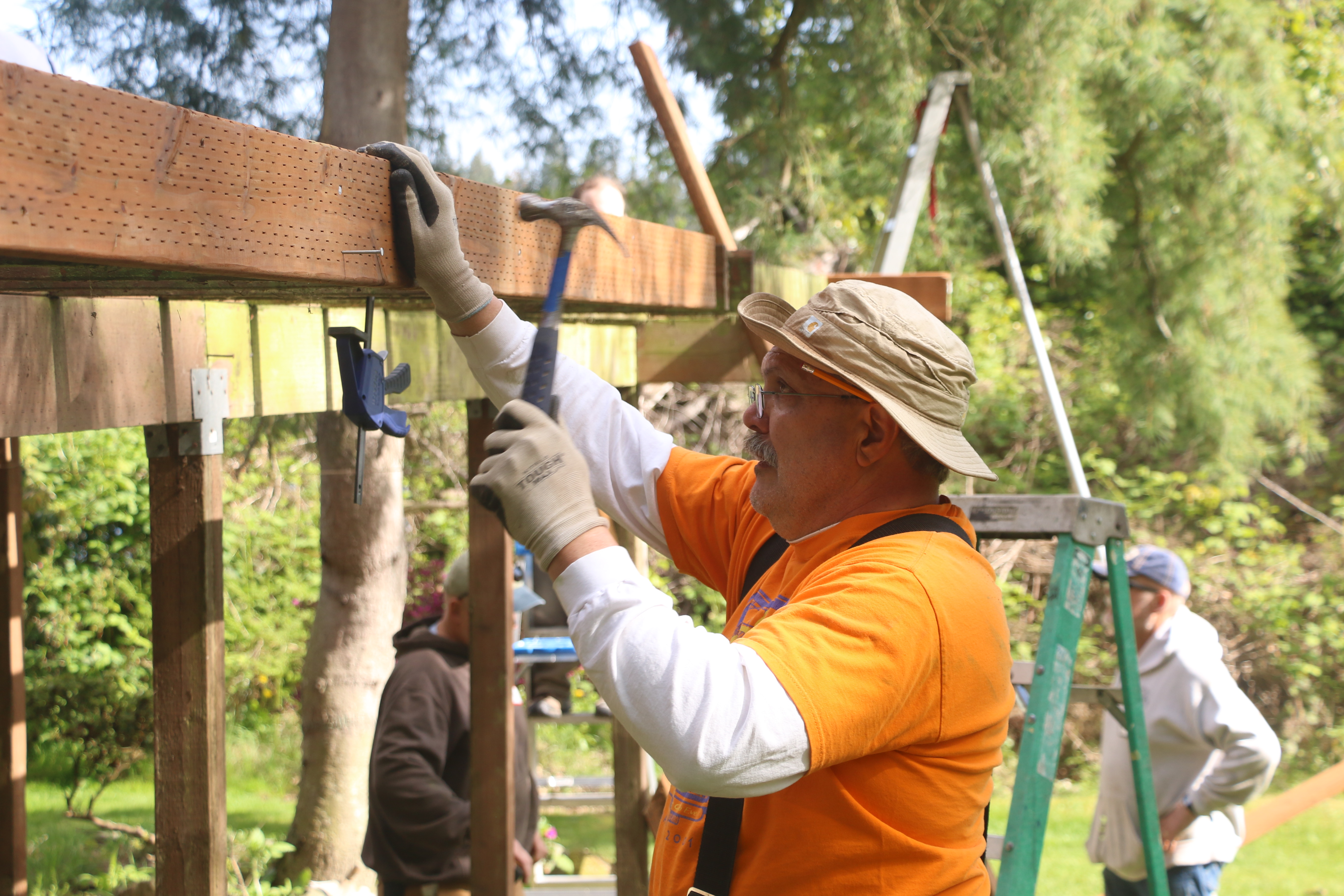 Volunteer hammering board